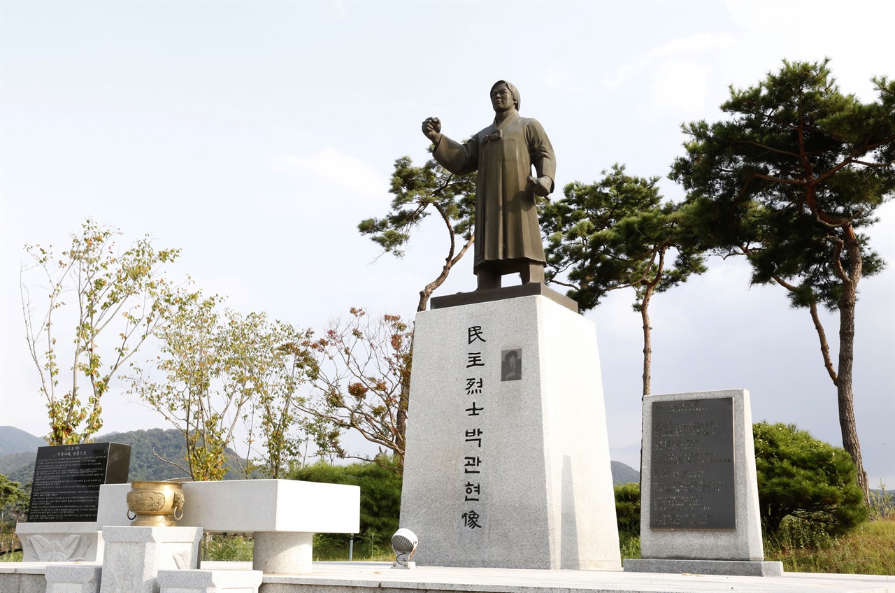 박관현동상. 그의 태 자리에서 가까운 불갑테마공원에 세워져 있다.
