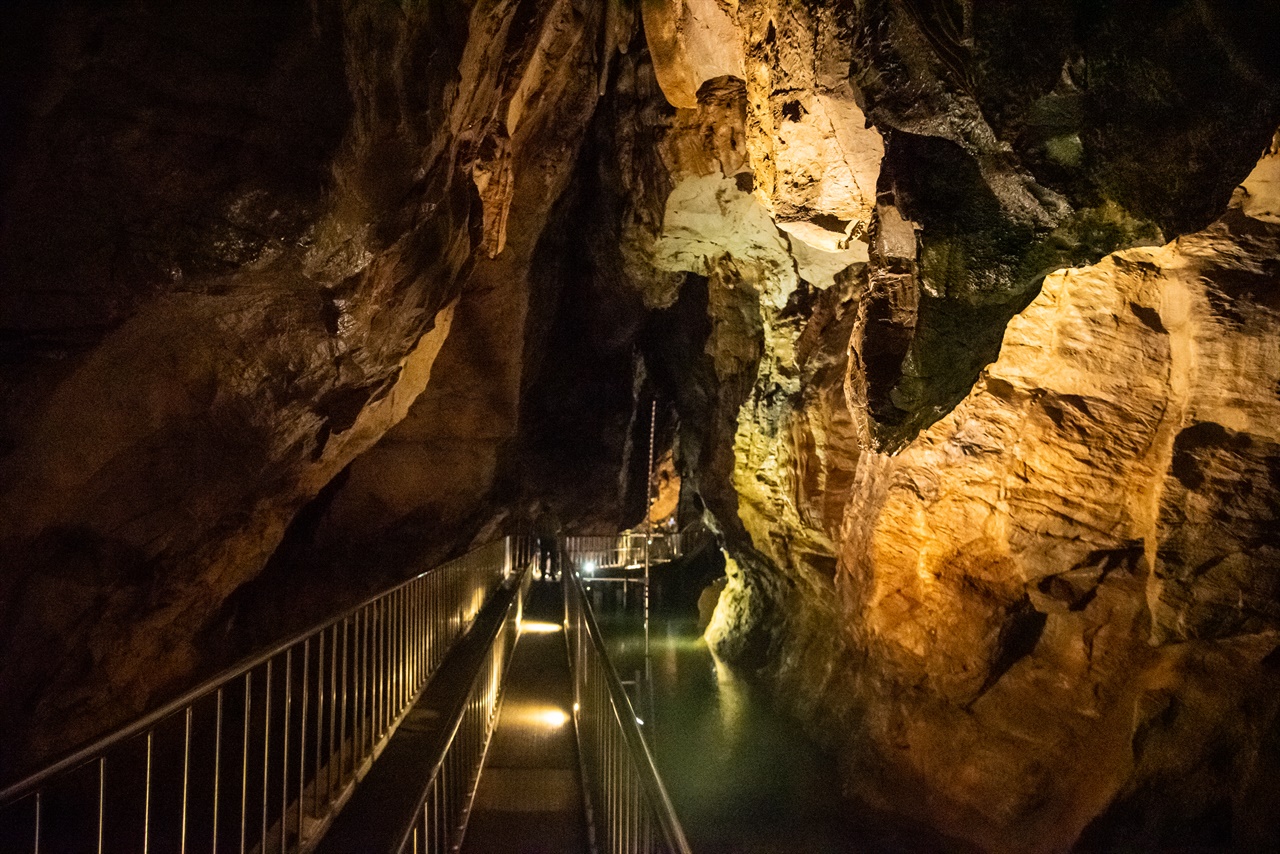 온달 동굴 입구. 오늘날에도 조선 시대의 기록처럼 물이 철철 흐르고 있다.