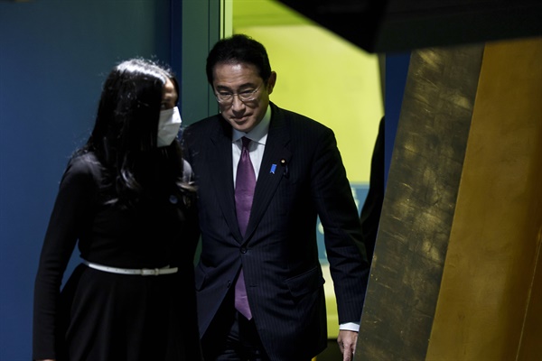 기시다 일본 총리가 9월 20일 미국 뉴욕 유엔본부 총회장에서 열린 제77차 총회토론회에서 연설하기 위해 이동하고 있다.
