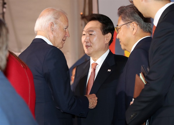 President Yoon Seok-yeol and US President Joe Biden are having a conversation after the 7th Global Fund Financial Commitment Meeting held at a building in New York, USA on the 21st (local time). 