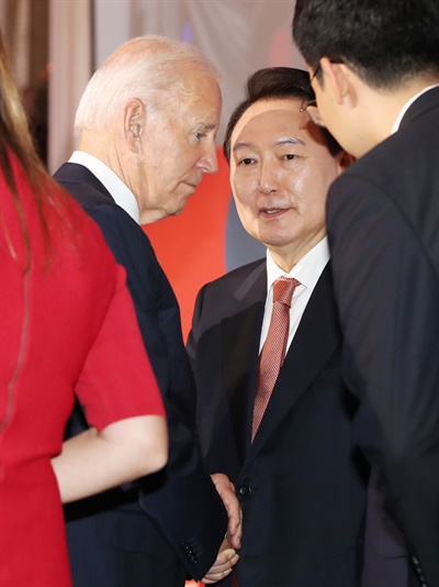 President Yoon Seok-yeol and US President Joe Biden are having a conversation after the 7th Global Fund Financial Commitment Meeting held at a building in New York on the 21st (local time).