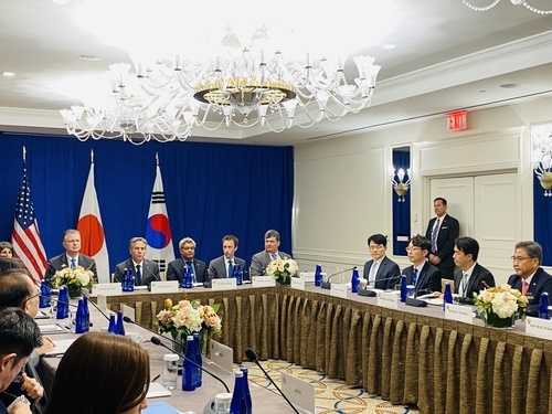 한국과 미국, 일본의 외교장관이 22일(현지시간) 미국 뉴욕에서 만나 회담을 하고 있다. [사진 공동취재단 제공]