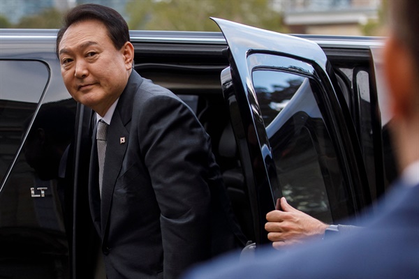President Seok-Yeol Yoon gets out of a vehicle to attend a meeting with the Department of Artificial Intelligence at the University of Totonto, Canada on September 22. 