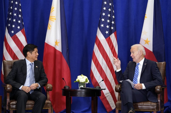 조 바이든 미국 대통령(오른쪽)과 페르디난드 마르코스 필리핀 대통령이 22일(현지시간) 미국 뉴욕에서 정상회담을 하고 있다. 두 정상은 남중국해 상황에 관해 이야기를 나누고 양국 동맹의 중요성을 상기했다. 2022.09.23