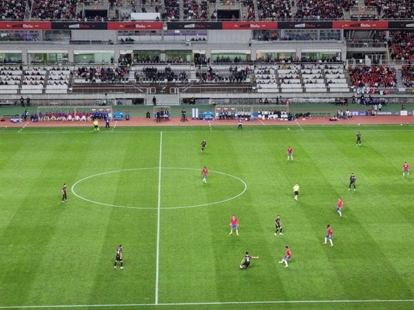 한국 vs 코스타리카 (고양종합운동장) 황인범이 코스타리카전에서 왼쪽 공간으로 패스를 시도하고 있다. 
