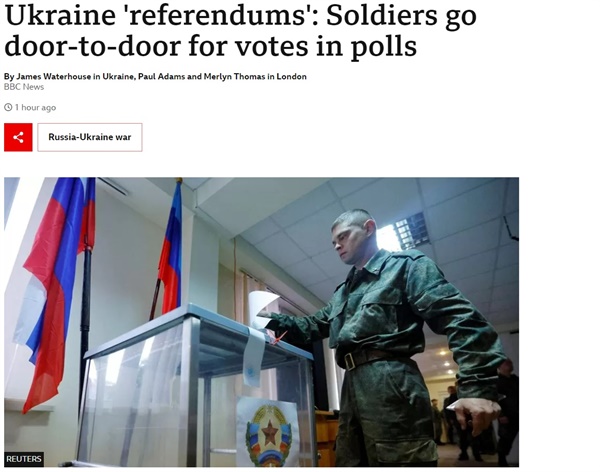 러시아가 우크라이나 내 러시아 점령지에서 러시아와의 병합 찬반 의사를 묻는 주민투표를 시작한 가운데 러시아군이 주민들의 집에 직접 방문해 투표를 종용하고 있다는 소식이 외신을 통해 보도됐다.