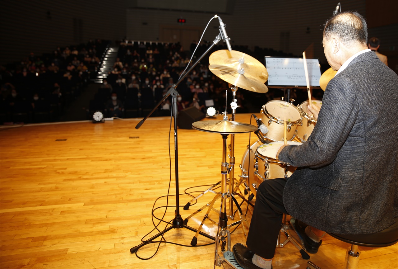 지난 9월 23일 광주광역시청 대강당에서 열린 장애인 음악단 '풍경이 있는 소리' 공연에서 장경수가 드럼을 연주하고 있다.