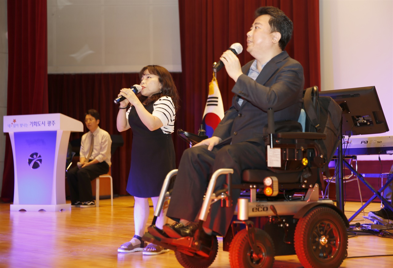위송밴드를 이루고 있는 김정안, 차진환의 노래 '꿈을 꾼다'. 두 사람은 전국장애인 문화예술 가요제에서 금상을 받은 실력을 맘껏 뽐냈다.