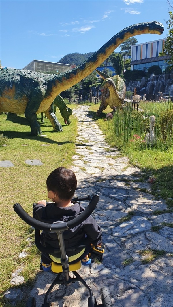 외부 공룡공원은 여러모로 디테일이 살아있었다.