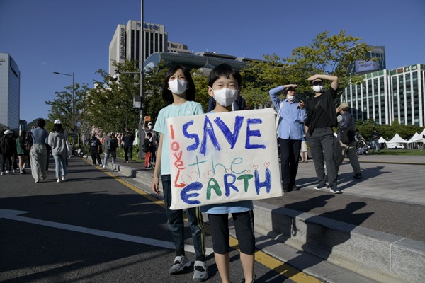 지구를 구해주세요. 한 아이가 강력한 메시지를 들고 기성세대 앞에 섰다 