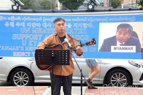 9월 25일 오후 창원역 광장에서 열린 “미얀마 민주의연대 72차 일요시위”. 장계석 가수.