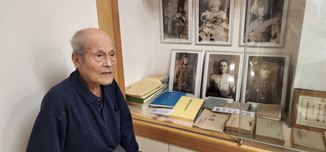 타카하시 마사루 씨가 인터뷰에 응하고 있다. 타카하시 씨는 전쟁을 비롯해 자신의 생애사 관련 유물들을 모아 사설박물관 형태로 공개하고 있다. 