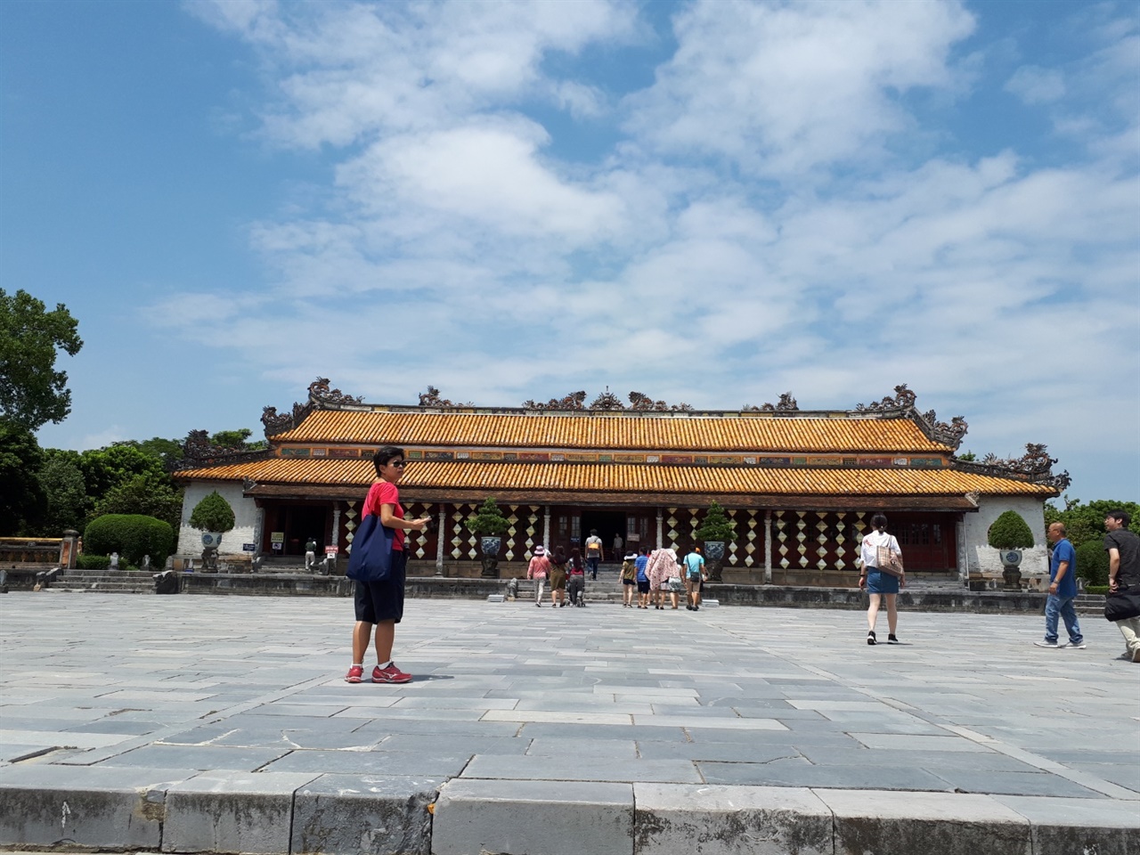 베트남 황궁의 정전인 태화전은 중국 자금성의 정전과 이름이 같다. 베트남 기후의 특성으로 인해 건물이 낮지만 내부는 생각보다 넓다.
