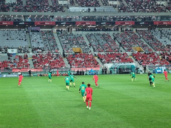 대한민국vs카메룬 경기장면 왼쪽 풀백 김진수가 전방 침투를 위해 높은 지점에 올라서 있다. 
