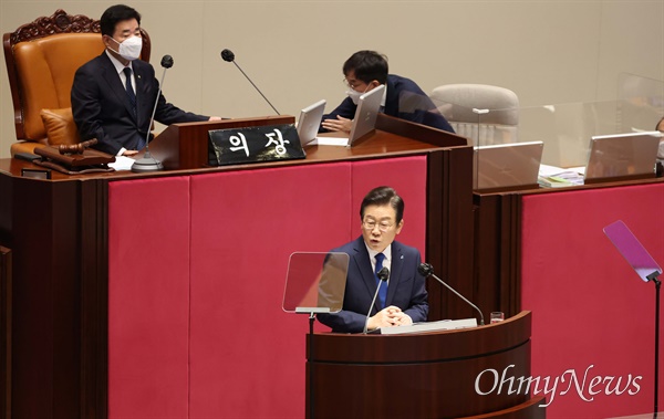 이재명 더불어민주당 대표가 28일 서울 여의도 국회에서 열린 본회의에서 교섭단체 대표연설을 하고 있다.
