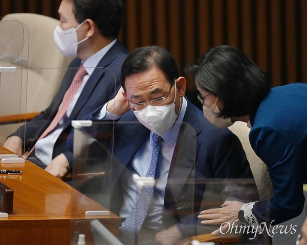 주호영 국민의힘 원내대표가 28일 오전 서울 영등포구 국회의사당에서 열린 본회의에서 동료 의원들과 대화를 나누고 있다.