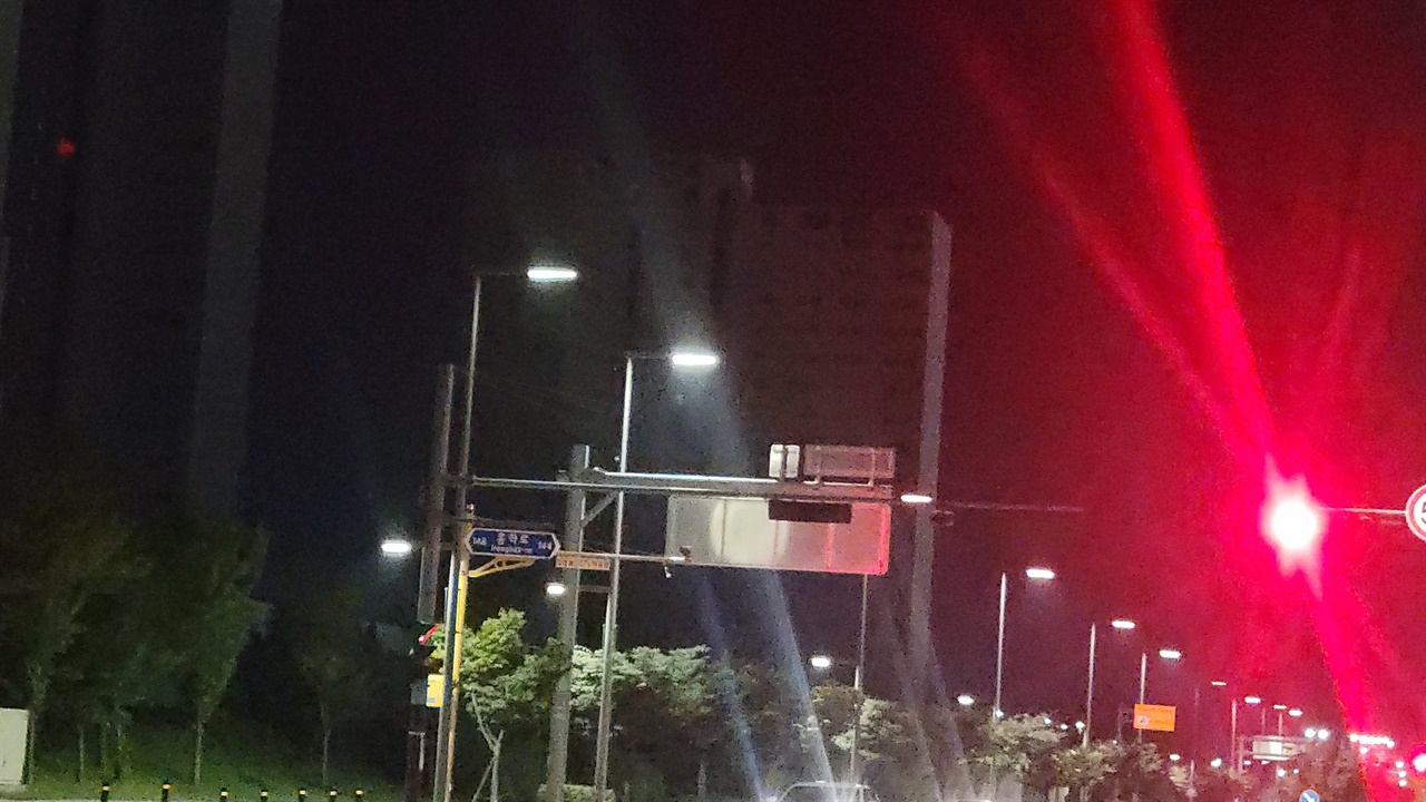 홍성 내포신도시 왕복 6차선에는 LED 가로등이 설치돼있다. 제보에 의하면 고장난 가로등은 교차로 부분에 있어 커졌다 꺼졌다를 반복한지 벌써 한달째다. 그러면서, 운전자들의 시야를 방해하고 있어 교통사고 위험에 노출되어 있다.