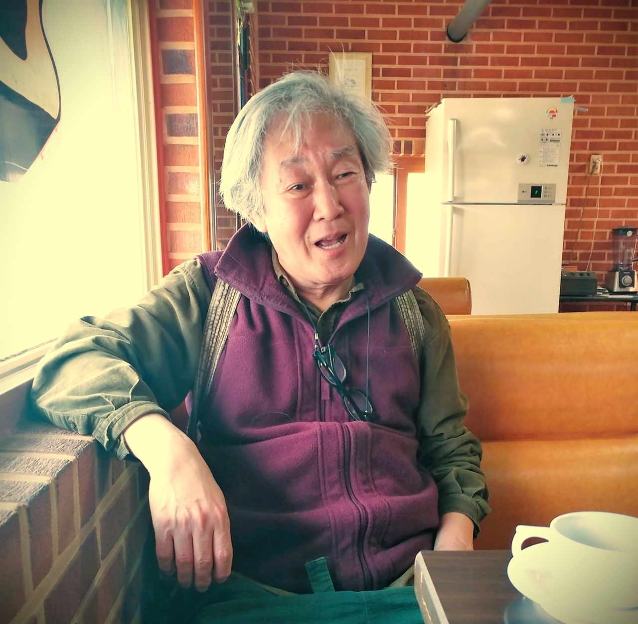 양평의 한 카페에서 담소를 나누는 김성동, 그는 찾아오는 손님을 늘 반갑게 맞이하며 분단 속에 가려진 역사 이야기를 많이 했다.  