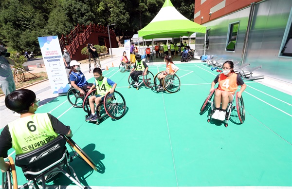 2022년 8월 18일 오전 광주 북구 광주교육대 내에서 개관한 전국 1호 반다비체육센터에서 초등학생들이 보치아 경기를 체험하고 있다.