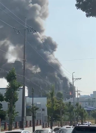 (화성=연합뉴스) 30일 오후 2시 20분께 경기도 화성시 향남읍의 한 제약회사 공장에서 폭발로 인한 화재가 발생, 연기가 치솟고 있다. 2022.9.30