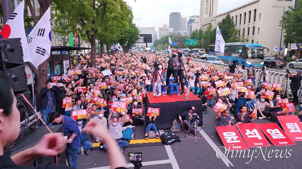 1일 오후 5시 서울 광화문 근처 세종대로 한길에서 '윤석열 퇴진' 촛불대행진 집회가 열렸다. 