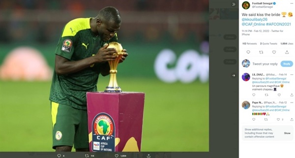 칼리두 쿨리발리 세네갈의 주장이자 주전 센터백 쿨리발리가 2021 아프리카 네이션스컵 우승컵을 쥐고 있다. 