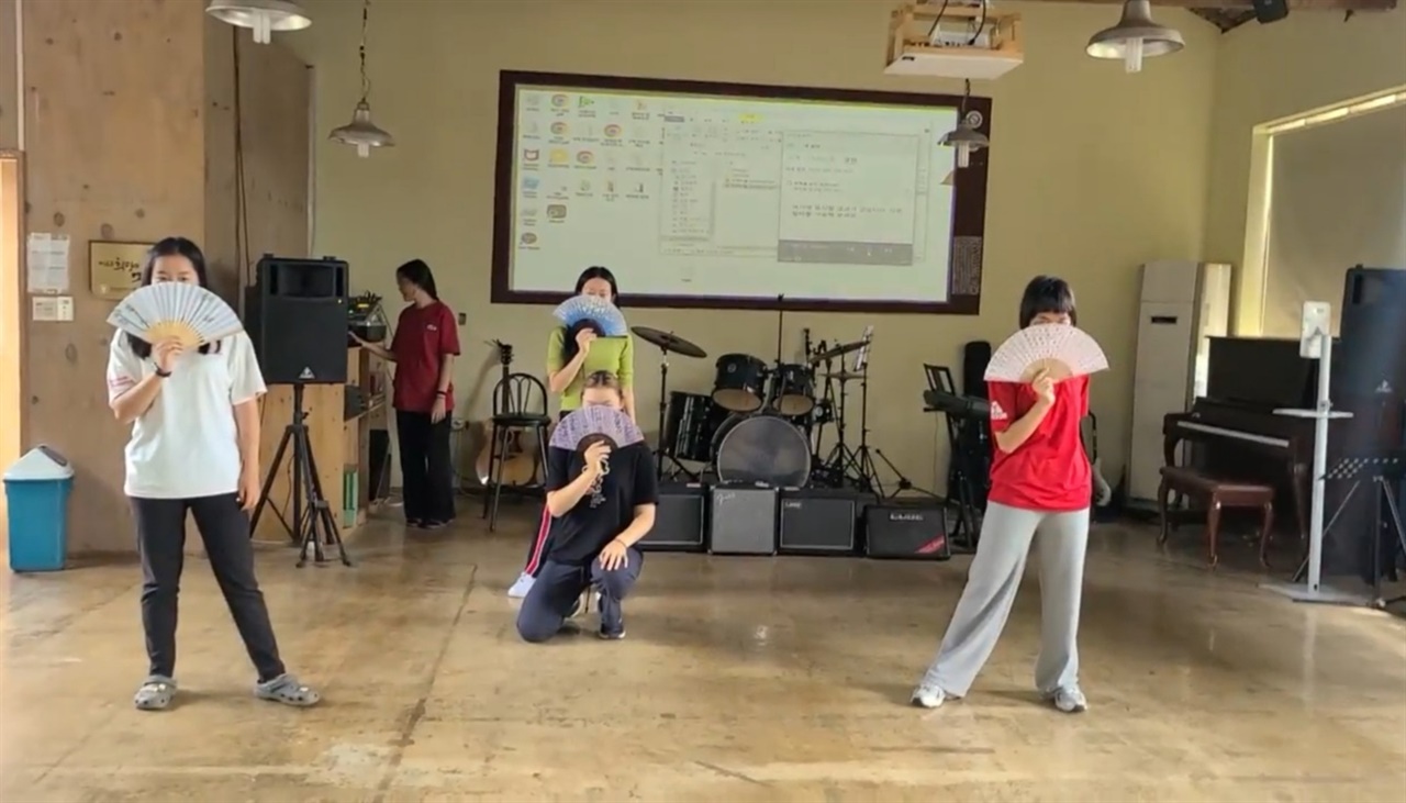 방문할 덴마크 학교에서 공연할 준비를 학생들이 하는 모습. 아이돌 에스파의 '도깨비불' 연습을 했다.