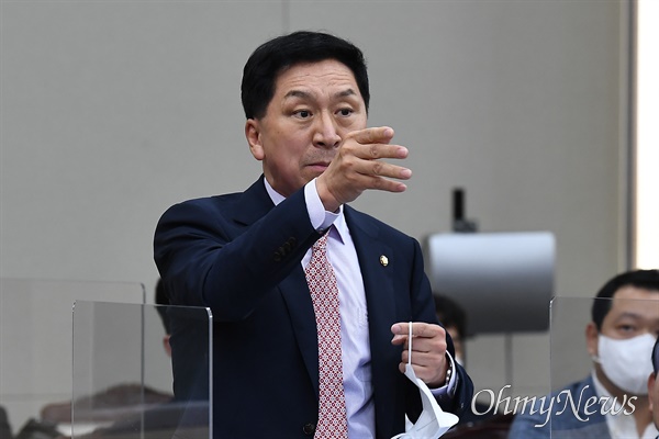 국민의힘 김기현 의원이 6일 서울 용산구 합참 청사에서 열린 국방위원회의 합동참모본부 등에 대한 국정감사에서 일어나서 발언하고 있다.
