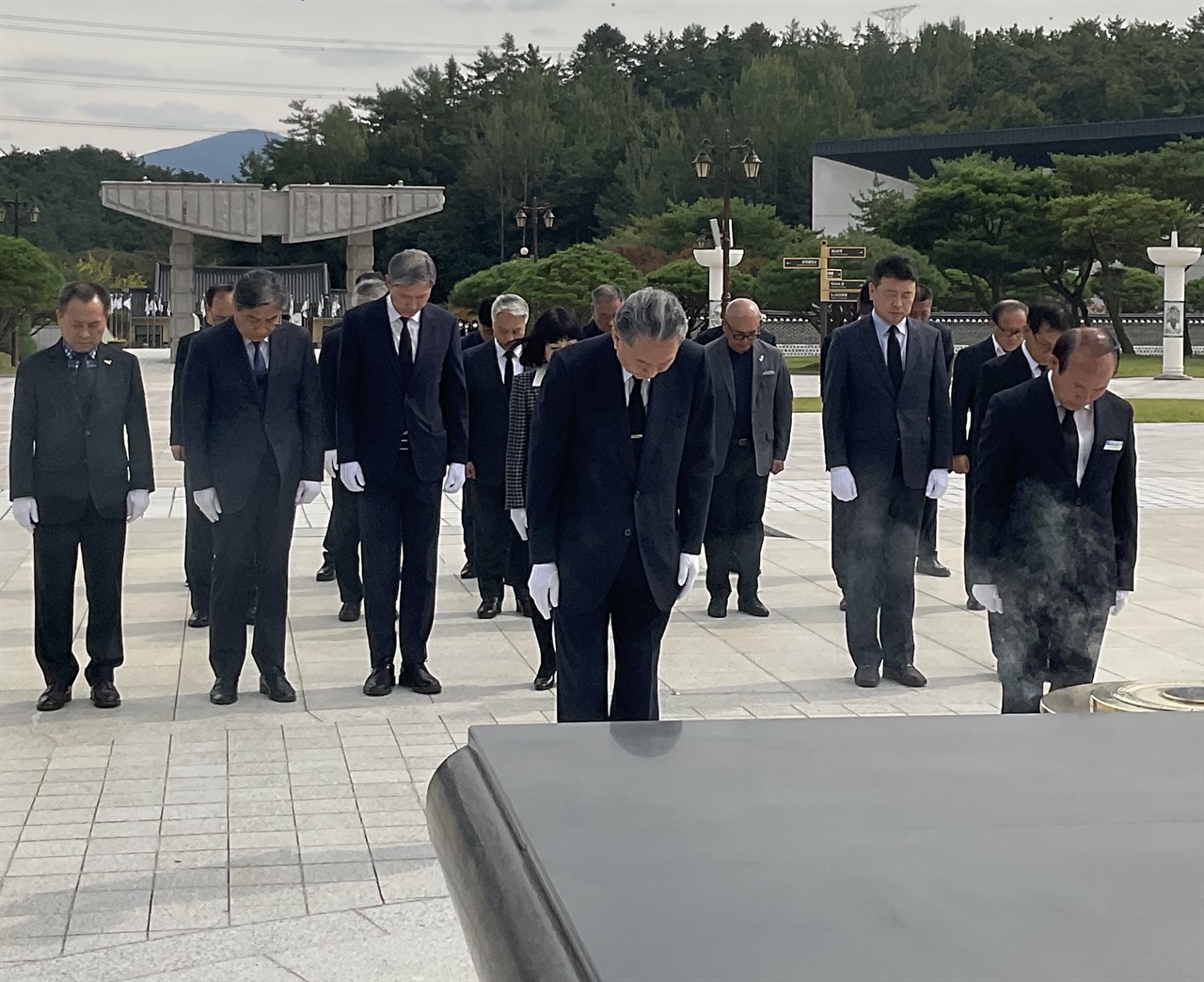 6일, 하토야마 유키오 전 일본 총리가 국립5.18민주묘지에서 헌화 후 묵념하고 있다.