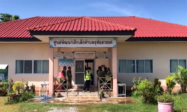 전직 경찰관에 의한 총기 난사 사건이 벌어진 태국 농부아람푸주 나끌랑 지역의 한 어린이집.