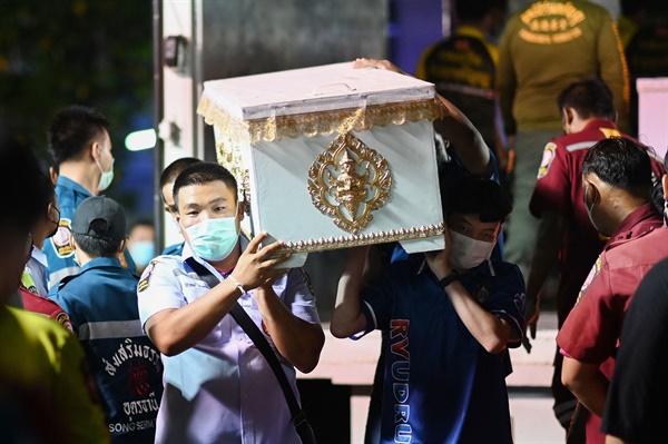 10월 6일 태국 농부아람푸주 나끌랑 지역의 한 어린이집에서 전직 경찰관에 의한 총기난사사건이 벌어진 가운데 우돈타니의 병원 영안실에서 피해자의 관을 옮기고 있다.