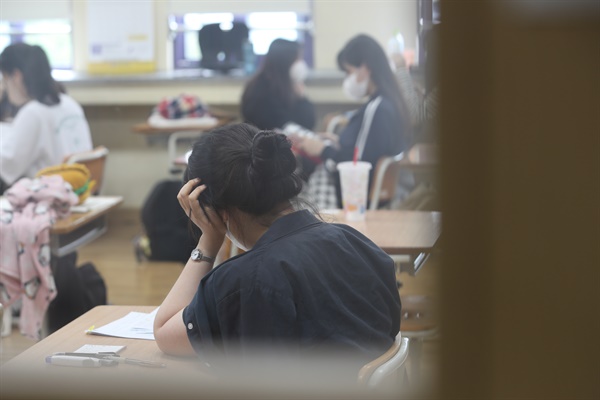 2023학년도 대학수학능력시험을 앞둔 고3 학생들이 모의평가를 준비하고 있다(자료사진) 