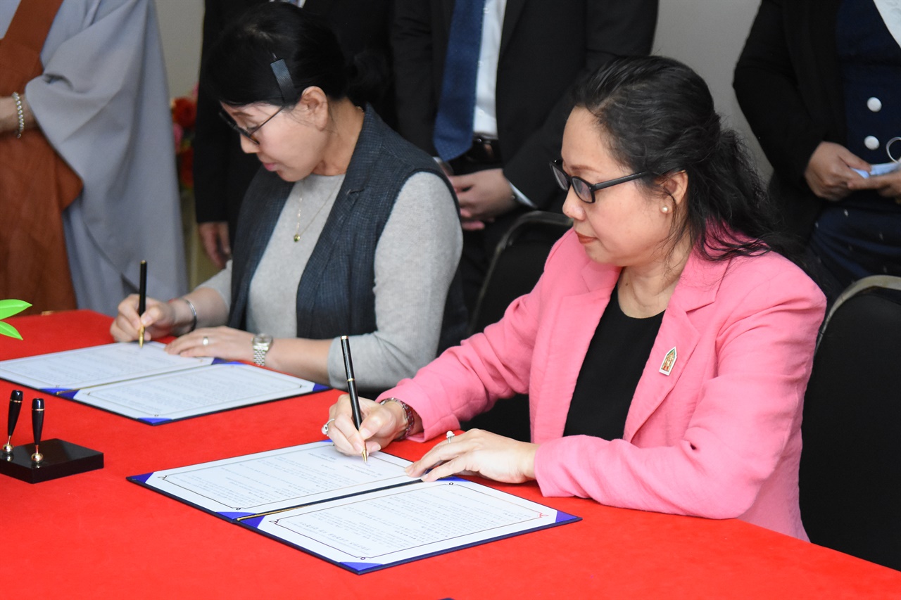 고도은 아시아문화컨텐츠교류협회장(왼쪽)과 완팽 개오 빠냐 라오스 국립박물관장(오른쪽)이 협약서에 서명하고 있다.