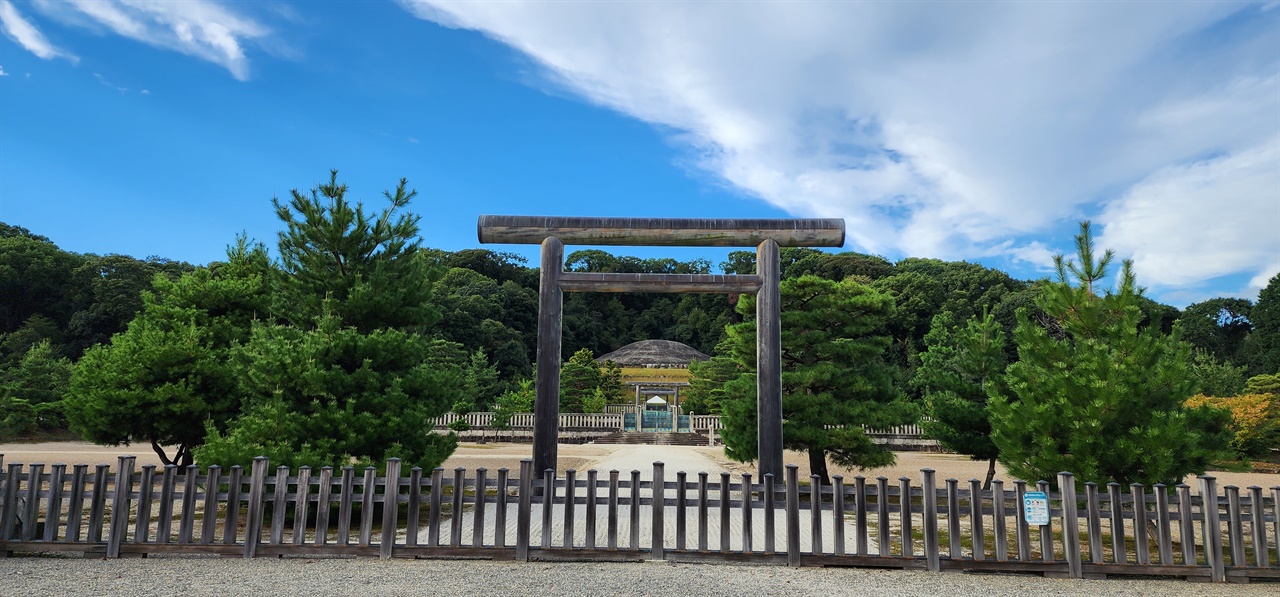 천년동안 허수아비였던 천황의 존재는 메이지 유신으로 국가 전면에 부각되었다. 일본에서는 메이지 시대가 긍정적으로 평가되는 경향이 강하다.