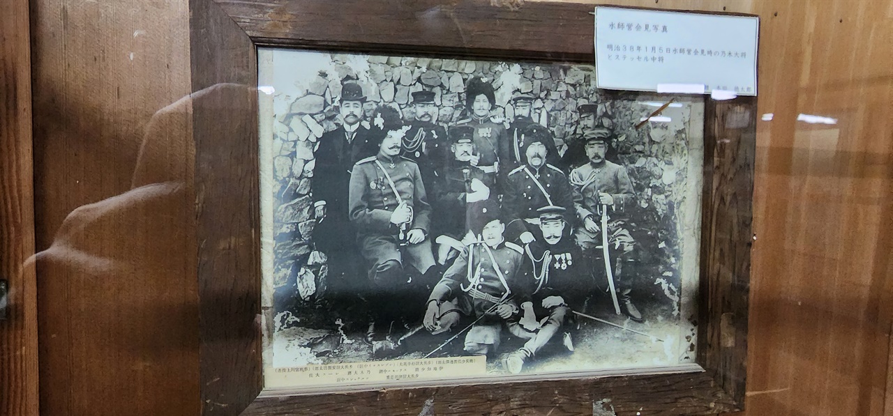 노기 마레스케, 아나톨리 스테셀 등 양국의 지휘관들이 전투 종결 후 기념사진을 촬영했다.(1905년 1월 5일) 아시아태평양 전쟁 당시의 영미권 포로들과 달리, 뤼순 전투 후 러시아군 포로들은 신사적인 대우를 받은 것으로 전해진다.