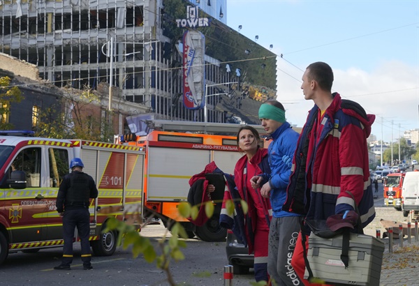지난 10월 10일 우크라이나 키이우에서 한 부상자가 러시아의 포격 현장에서 치료를 받고 있다. 키이우 비탈리 클리치코 시장은 키이우 중심부의 구시가지와 여러 관공서가 있는 셰브첸코 지구에서 폭발이 발생했다고 전했다.
