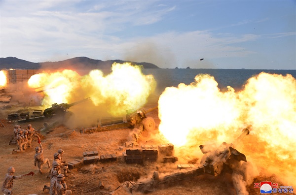 북한군 포병 사격 장면.