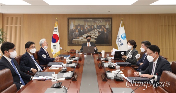 이창용 한국은행 총재가 지난 12일 오전 서울 중구 한국은행에서 열린 금융통화위원회 정기회의를 주재하고 있다.