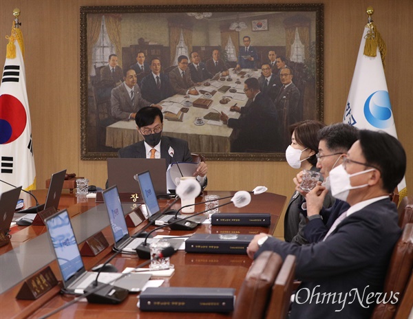 지난 10월 12일 이창용 한국은행 총재가 서울 중구 한국은행에서 열린 금융통화위원회 정기회의를 주재하고 있다.