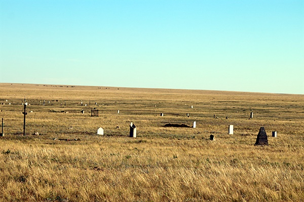 할힌골 석인상 인근에 있는 유목민들의 묘지 모습.