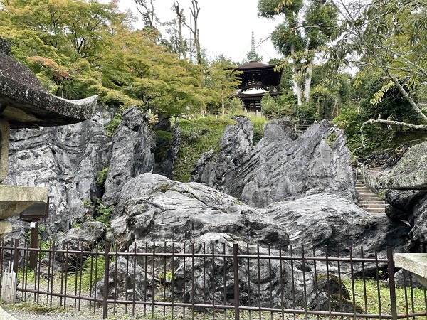 이시야마데라 절은 온통 바위 투성이입니다. 시가현 오츠시에 있습니다.
