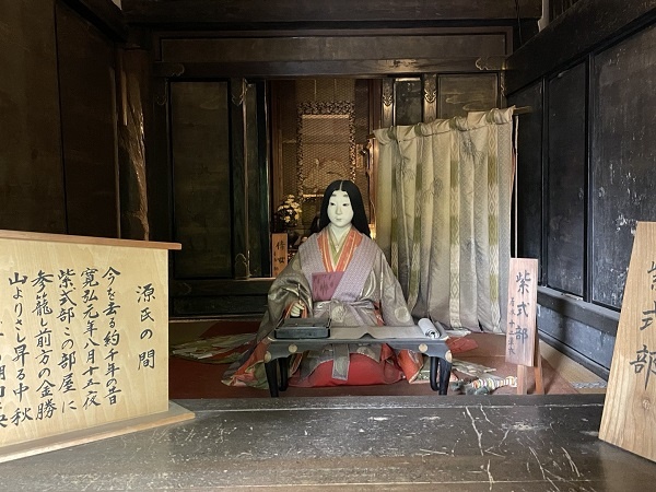이시야마데라 절에서 무라사키시부(紫式部,970~1019)가 겐지모노가타리(源氏物語)를 썼다고 전해지는 방입니다.