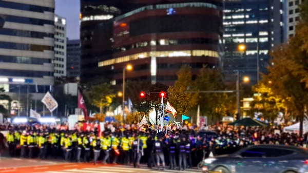 22일 저녁 촛불행동 주최 제11차 촛불대행진이 진행된 서울시청 인근에는 곳곳에는 경찰들도 질서유지로 분주했다. 