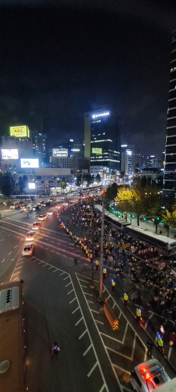 22일 오후 6시 30분부터 촛불행동 주최 제11차 촛불대행진의 끝이 보이지 않는 가두행진 행렬이 서울역 앞을 지나고 있다.