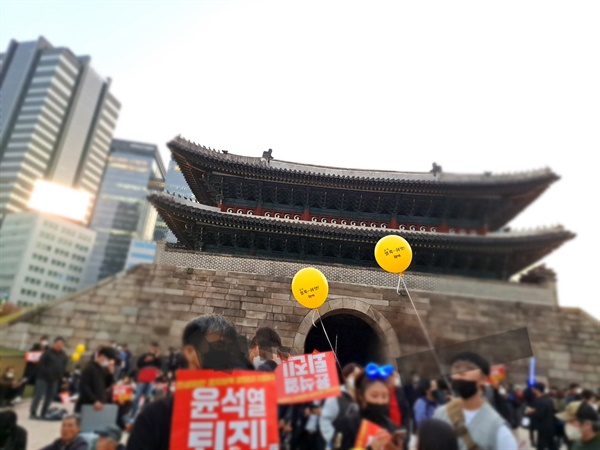 22일  촛불행동 주최 제11차 촛불대행진이 진행된 서울시청 인근 숭례문 앞에는 다양한 퍼포먼스와 피켓팅이 펼쳐졌다. 가족 단위로 나온 시민들도 두드러졌다.