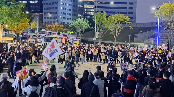 22일 촛불행동 주최 제11차 촛불대행진이 진행된 서울시청 인근에는 다양한 퍼포먼스들이 펼쳐졌다. 용산 촛불행진 단체가 메인무대 뒤편 숭례문 인근에서 농악을 펼치고 있다. 