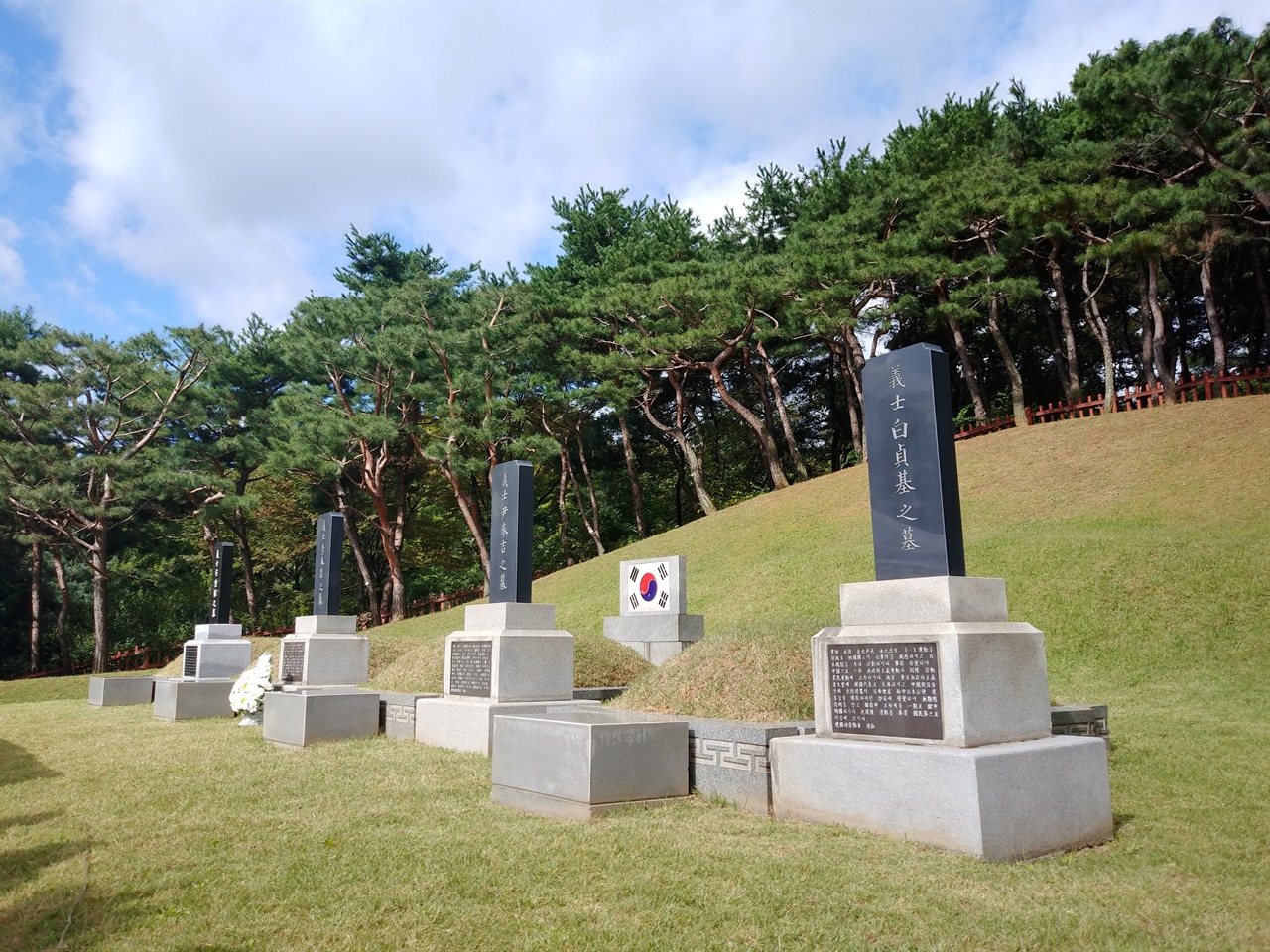 효창공원 삼의사 묘역. 왼쪽으로부터 안중근(가묘), 이봉창, 윤봉길, 백정기 의사가 차례대로 모셔져 있다.