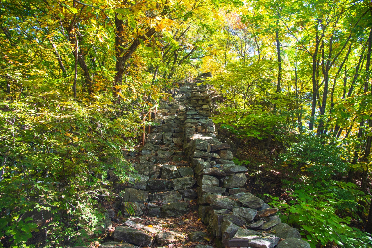 마침내 보이는 영원산성. 1997년 복원한 성벽이다. 돌 계단을 오르며 옛 방어시설을 감상할 수 있다.
