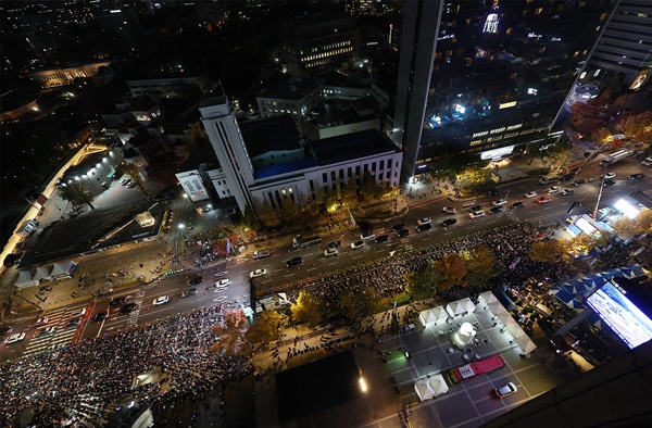 29일 오후 서울 청계광장 인근에서 촛불전환행동 주최로 윤석열 정부의 퇴진을 요구하는 제12차 촛불집회가 열리고 있다. 