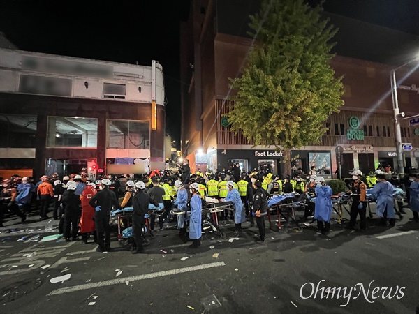 서울 이태원에서 인명사고가 발생한 가운데 30일 오전 2시 30분께 이태원 해밀턴 호텔 왼편 건물 앞에 소방·경찰 관계자들이 모여 있다. 구급용 이동침대가 줄지어 배치돼 있다. 